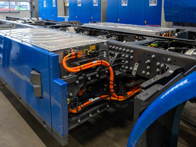 De werkplaats in Aalsmeer bestaat uit drie afdelingen: de hoofdwerkplaats, de apk-teststraat en de nieuwbouwhal. Van elektrische trucks kijkt niemand nog op. De nieuwbouwwerkplaats staat vol met nieuwe e-trucks die worden voorbereid voor opbouw en ombouw. Veilig werken is prioriteit nummer een, benadrukt Ricky. “Er zijn geen foutmarges bij elektrische trucks. Je moet altijd de voorgeschreven werkprocedures volgen en de juiste pbm’s gebruiken. Veiligheid voor alles.”