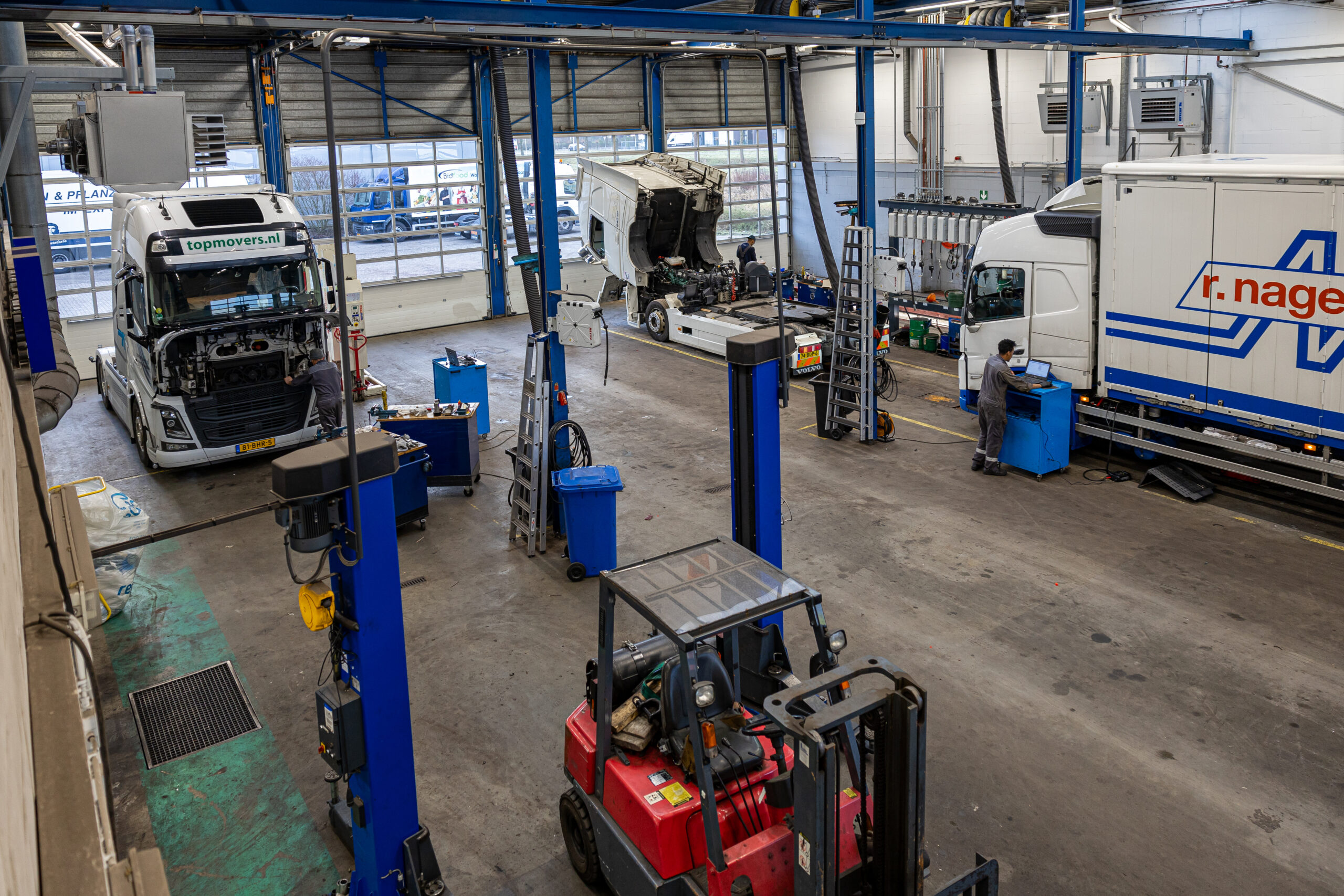 Diesel, LNG, bio-LNG en elektrisch. De aandrijftechniek wisselt, maar verder blijft een truck gewoon een truck, met grote en zware onderdelen. Naast twee inspectieputten en vaste hefbruggen werken de trucktechnici van Volvo Group Truck Center in Aalsmeer met twee mobiele hefsystemen. 