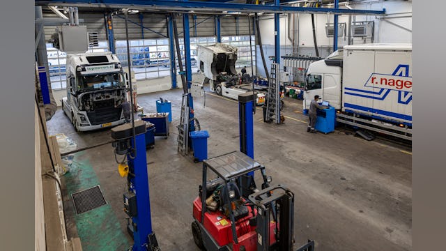 Diesel, LNG, bio-LNG en elektrisch. De aandrijftechniek wisselt, maar verder blijft een truck gewoon een truck, met grote en zware onderdelen. Naast twee inspectieputten en vaste hefbruggen werken de trucktechnici van Volvo Group Truck Center in Aalsmeer met twee mobiele hefsystemen.