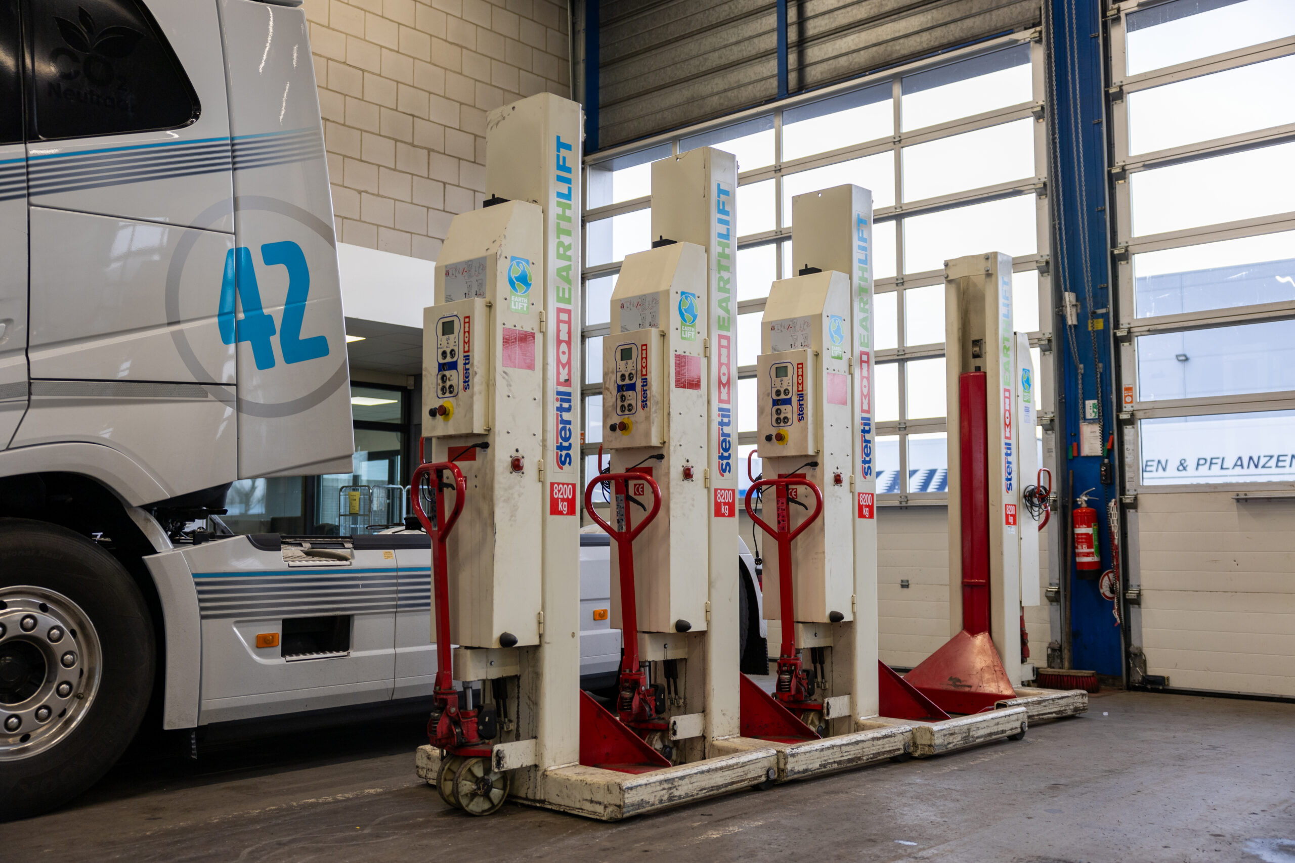 Deze vier Stertil-Koni Earthlift hefkolommen hebben een hefvermogen van 8,2 ton per stuk. Hefkolommen zijn uitgerust met een hybridesysteem voor energieterugwinning. De ingebouwde accu’s laden zichzelf gedeeltelijk op tijdens het dalen van de hefkolommen. 