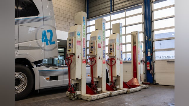 Deze vier Stertil-Koni Earthlift hefkolommen hebben een hefvermogen van 8,2 ton per stuk. Hefkolommen zijn uitgerust met een hybridesysteem voor energieterugwinning. De ingebouwde accu’s laden zichzelf gedeeltelijk op tijdens het dalen van de hefkolommen.