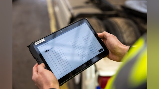 Trucktechniek elektrificeert en digitaliseert. De truckwerkplaats van VGTC gaat hierin mee. In Aalsmeer werken de technici zoveel mogelijk papierloos. Iedere technicus heeft een eigen tablet met digitale werkorders. Digitaal werken betekent ook dat de administratie en de facturatie soepeler en sneller verlopen.