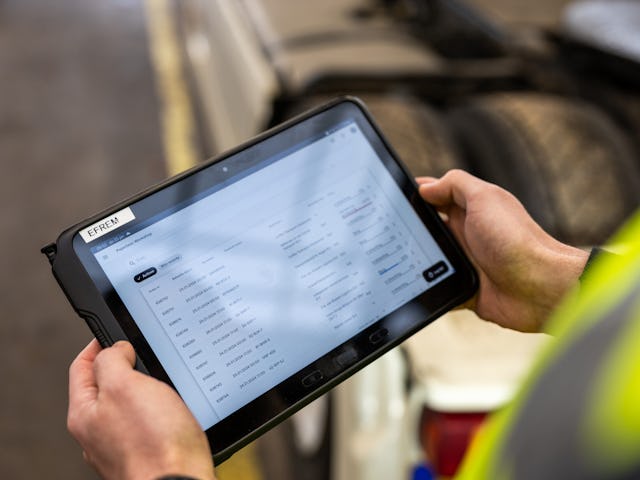 Trucktechniek elektrificeert en digitaliseert. De truckwerkplaats van VGTC gaat hierin mee. In Aalsmeer werken de technici zoveel mogelijk papierloos. Iedere technicus heeft een eigen tablet met digitale werkorders. Digitaal werken betekent ook dat de administratie en de facturatie soepeler en sneller verlopen.