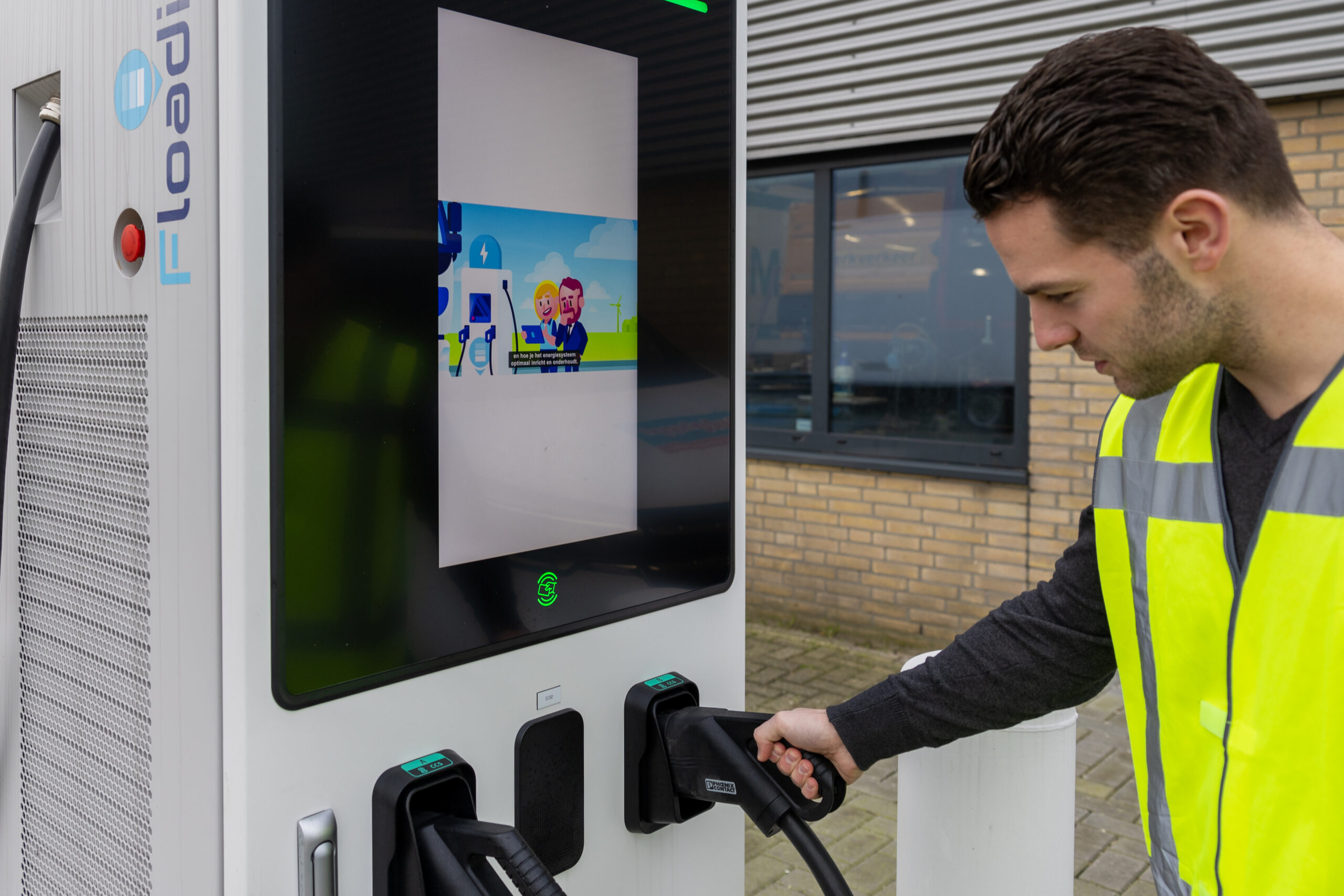 Op het buitenterrein is recent een DC Fast snellader van Floading geplaatst. De lader levert maximaal 120 kW, heeft een 27-inch aanraakscherm en is uitgerust met een CCS Type A en Type B laadstekker. “Een laadpaal kopen is niet zo ingewikkeld. Het aanleggen en aanpassen van de elektrische infrastructuur en het regelen van de aansluiting is de grootste uitdaging”, weet Ricky uit ervaring.