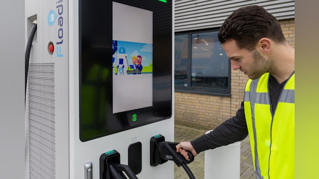 Op het buitenterrein is recent een DC Fast snellader van Floading geplaatst. De lader levert maximaal 120 kW, heeft een 27-inch aanraakscherm en is uitgerust met een CCS Type A en Type B laadstekker. “Een laadpaal kopen is niet zo ingewikkeld. Het aanleggen en aanpassen van de elektrische infrastructuur en het regelen van de aansluiting is de grootste uitdaging”, weet Ricky uit ervaring.