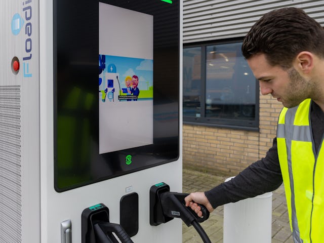 Op het buitenterrein is recent een DC Fast snellader van Floading geplaatst. De lader levert maximaal 120 kW, heeft een 27-inch aanraakscherm en is uitgerust met een CCS Type A en Type B laadstekker. “Een laadpaal kopen is niet zo ingewikkeld. Het aanleggen en aanpassen van de elektrische infrastructuur en het regelen van de aansluiting is de grootste uitdaging”, weet Ricky uit ervaring.