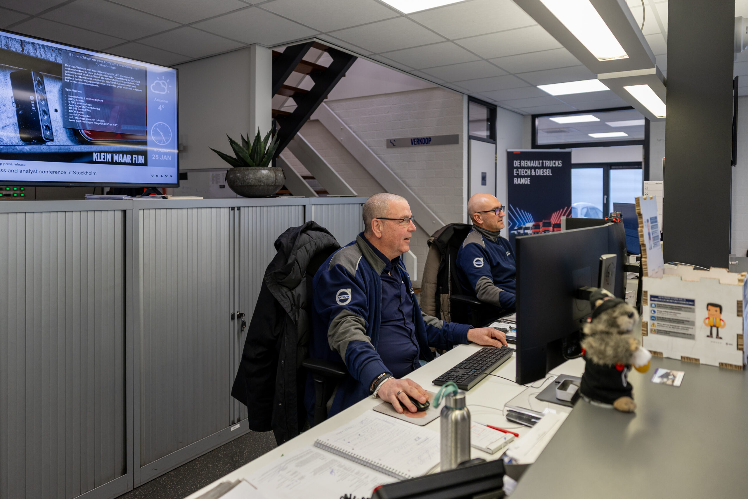 De werkplaats van Volvo Group Truck Center in Aalsmeer is een dual brand-werkplaats. Het bedrijfspand, de werkplaatsreceptie en de bedrijfskleding dragen de merkidentiteit van Volvo Trucks en Renault Trucks. Ook in de werkplaats werken de technici afwisselend aan de trucks van Volvo en Renault.