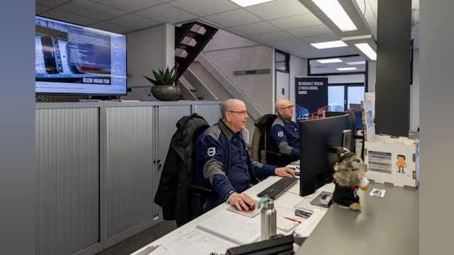 De werkplaats van Volvo Group Truck Center in Aalsmeer is een dual brand-werkplaats. Het bedrijfspand, de werkplaatsreceptie en de bedrijfskleding dragen de merkidentiteit van Volvo Trucks en Renault Trucks. Ook in de werkplaats werken de technici afwisselend aan de trucks van Volvo en Renault.