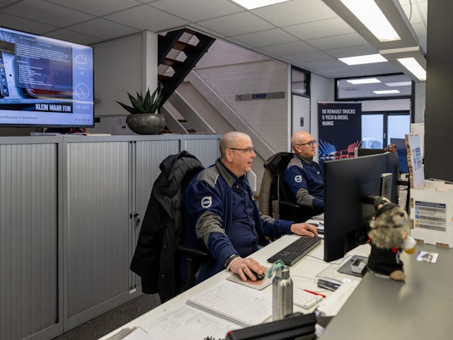 De werkplaats van Volvo Group Truck Center in Aalsmeer is een dual brand-werkplaats. Het bedrijfspand, de werkplaatsreceptie en de bedrijfskleding dragen de merkidentiteit van Volvo Trucks en Renault Trucks. Ook in de werkplaats werken de technici afwisselend aan de trucks van Volvo en Renault.