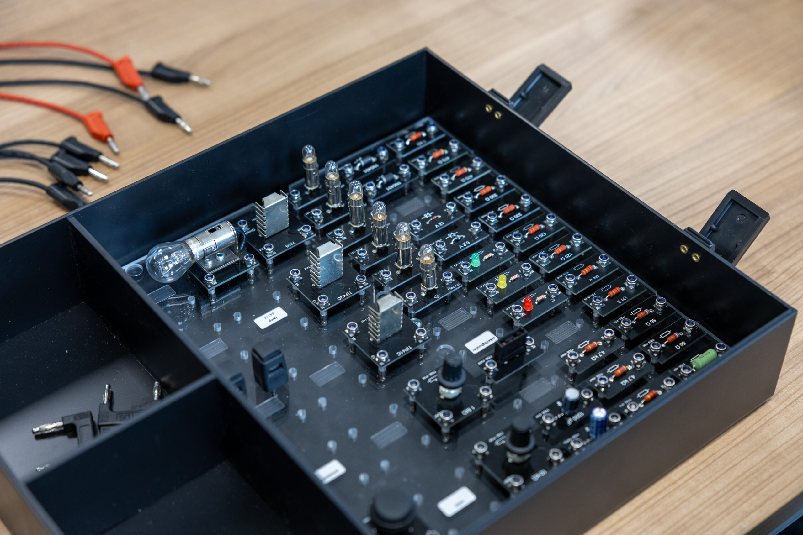 Trucktechniek staat nooit stil. Er verandert veel en daarbij speelt elektronica een grote rol. Volvo Group Truck Center investeert veel tijd en geld in het opleiden en bijscholen van beginnende en ervaren vakmensen. De trucktechnici volgen niet alleen trainingen en opleidingen via Volvo Trucks. Ze kunnen ook terecht bij de eigen VGTC Academy. 