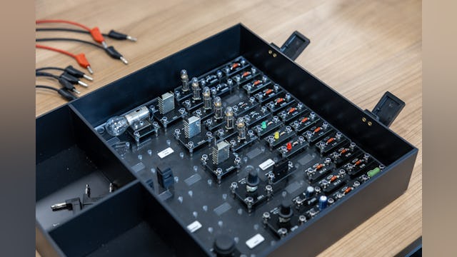 Trucktechniek staat nooit stil. Er verandert veel en daarbij speelt elektronica een grote rol. Volvo Group Truck Center investeert veel tijd en geld in het opleiden en bijscholen van beginnende en ervaren vakmensen. De trucktechnici volgen niet alleen trainingen en opleidingen via Volvo Trucks. Ze kunnen ook terecht bij de eigen VGTC Academy.