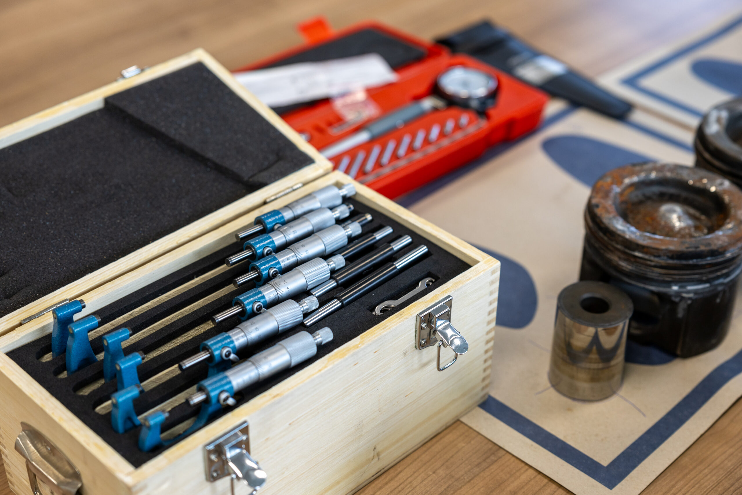 “Onze academy is laagdrempelig. We plannen regelmatig korte trainingen in. Gewoon tussen het geplande werk in de werkplaats door. Technici krijgen theorieles en praktijkles van een ervaren trucktechnicus”, vertelt vestigingsmanager Erik Landzaat. “We willen iedereen meenemen met de nieuwste ontwikkelingen. Jong, oud, ervaren en onervaren. De lessen gaan over elektronica en elektronische schakelingen, maar bijvoorbeeld ook over nieuwe dieseltechniek, emissiesystemen en diagnose stellen."