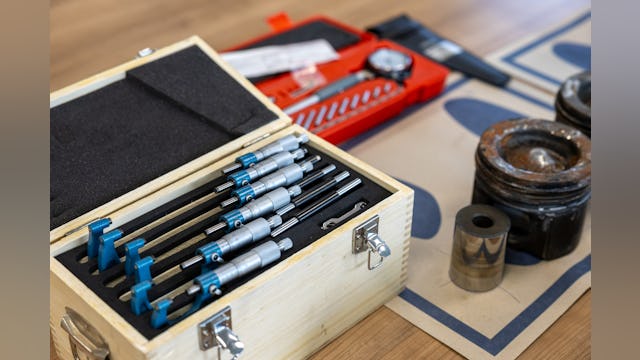 “Onze academy is laagdrempelig. We plannen regelmatig korte trainingen in. Gewoon tussen het geplande werk in de werkplaats door. Technici krijgen theorieles en praktijkles van een ervaren trucktechnicus”, vertelt vestigingsmanager Erik Landzaat. “We willen iedereen meenemen met de nieuwste ontwikkelingen. Jong, oud, ervaren en onervaren. De lessen gaan over elektronica en elektronische schakelingen, maar bijvoorbeeld ook over nieuwe dieseltechniek, emissiesystemen en diagnose stellen."