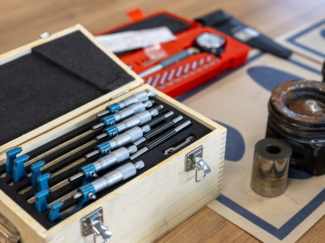 “Onze academy is laagdrempelig. We plannen regelmatig korte trainingen in. Gewoon tussen het geplande werk in de werkplaats door. Technici krijgen theorieles en praktijkles van een ervaren trucktechnicus”, vertelt vestigingsmanager Erik Landzaat. “We willen iedereen meenemen met de nieuwste ontwikkelingen. Jong, oud, ervaren en onervaren. De lessen gaan over elektronica en elektronische schakelingen, maar bijvoorbeeld ook over nieuwe dieseltechniek, emissiesystemen en diagnose stellen."