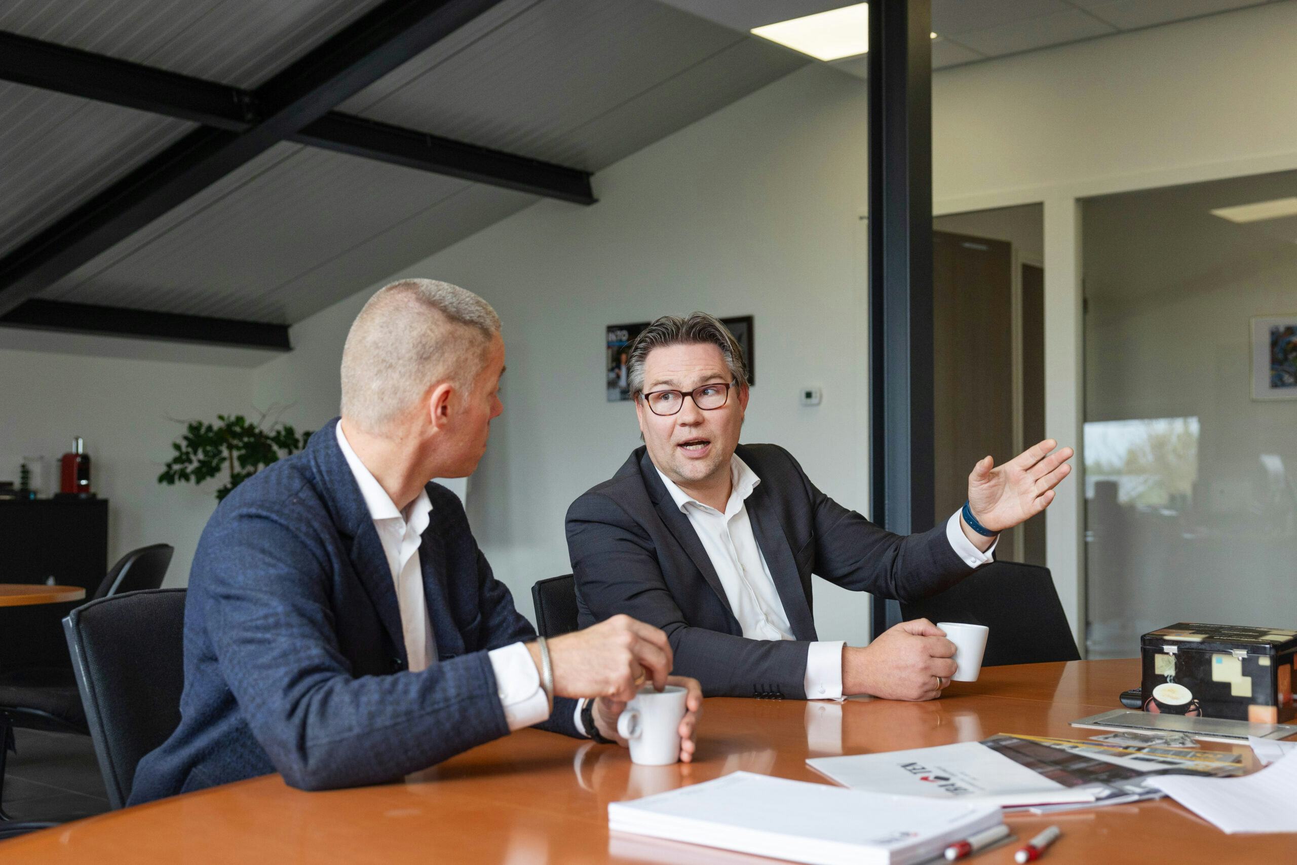 AMT in gesprek met voorzitter Patrick Andriessen en manager Martijn van Eijkenhorst. - Foto's: Herbert Wiggerman