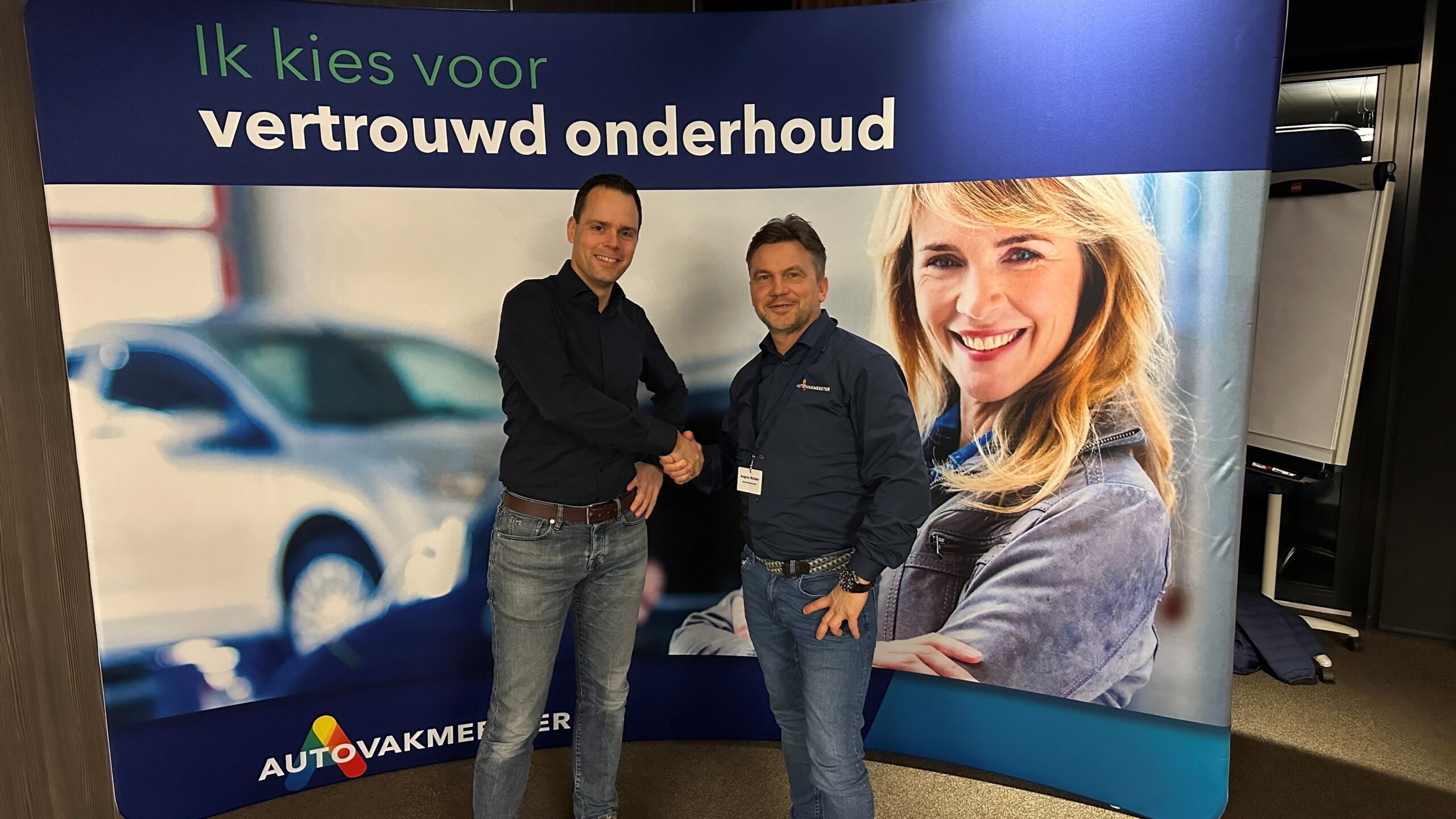 Arne Swart van Autotrust (links)) en Angelo Mulder van Autovakmeester. - Foto: AAGB