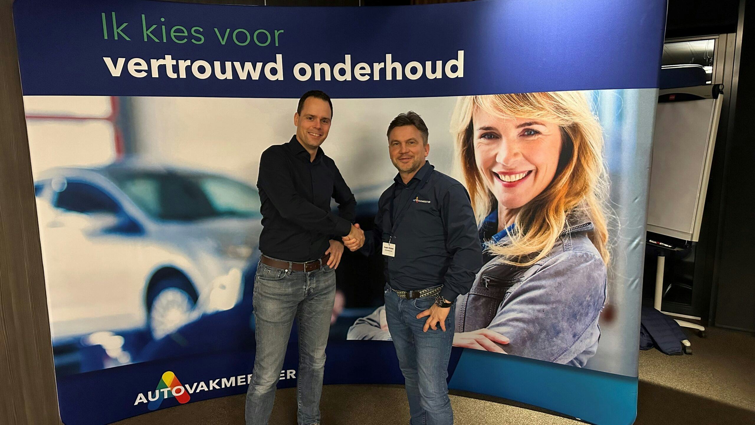 Arne Swart van Autotrust (links)) en Angelo Mulder van Autovakmeester. - Foto: AAGB