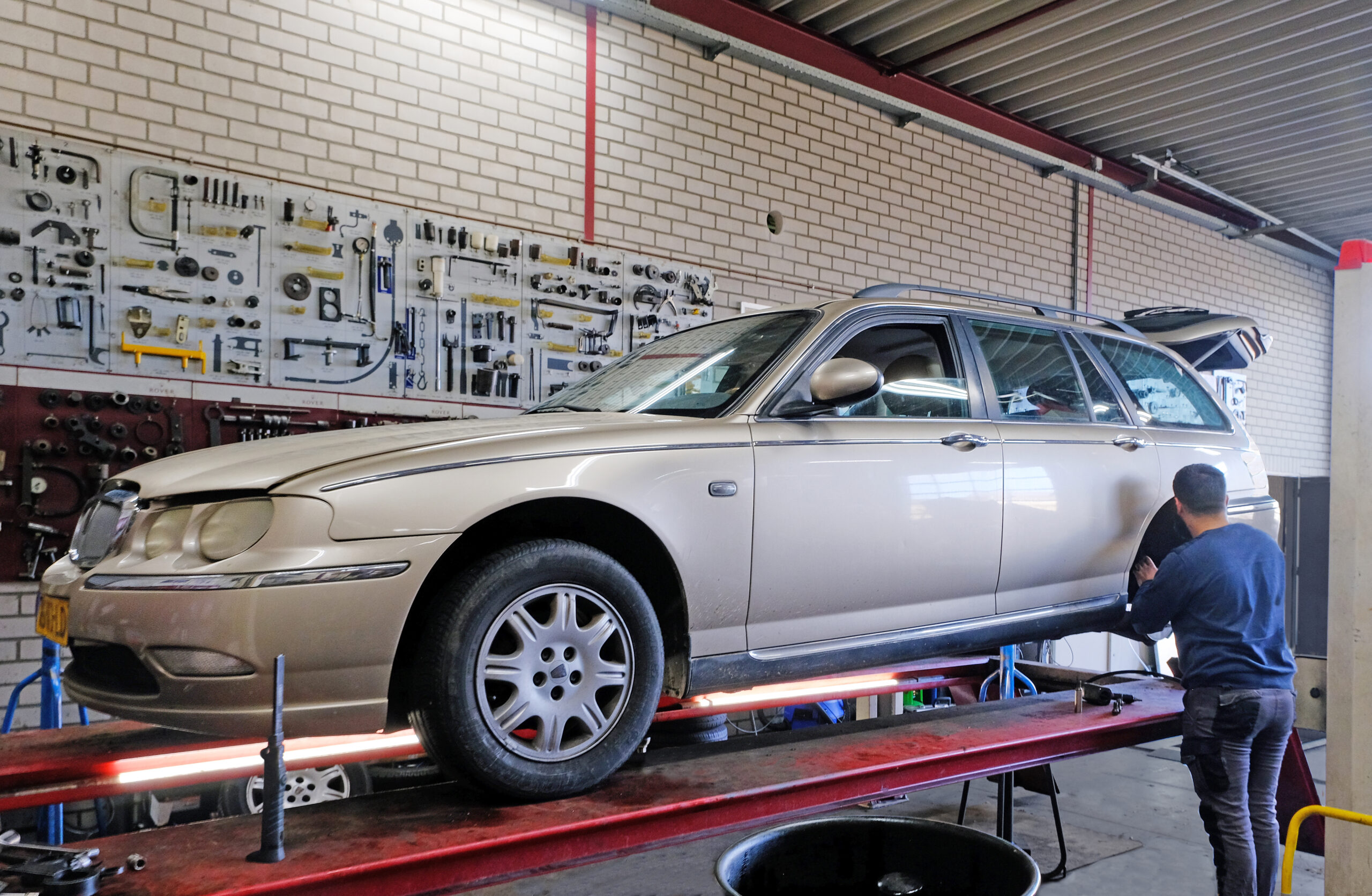 Exclusieve modellen zoals deze Rover 75 Estate zijn tegenwoordig vaak in handen van echte liefhebbers die hun auto het liefst uitbesteden aan een echte specialist. - Foto's: Gert te Lintelo
