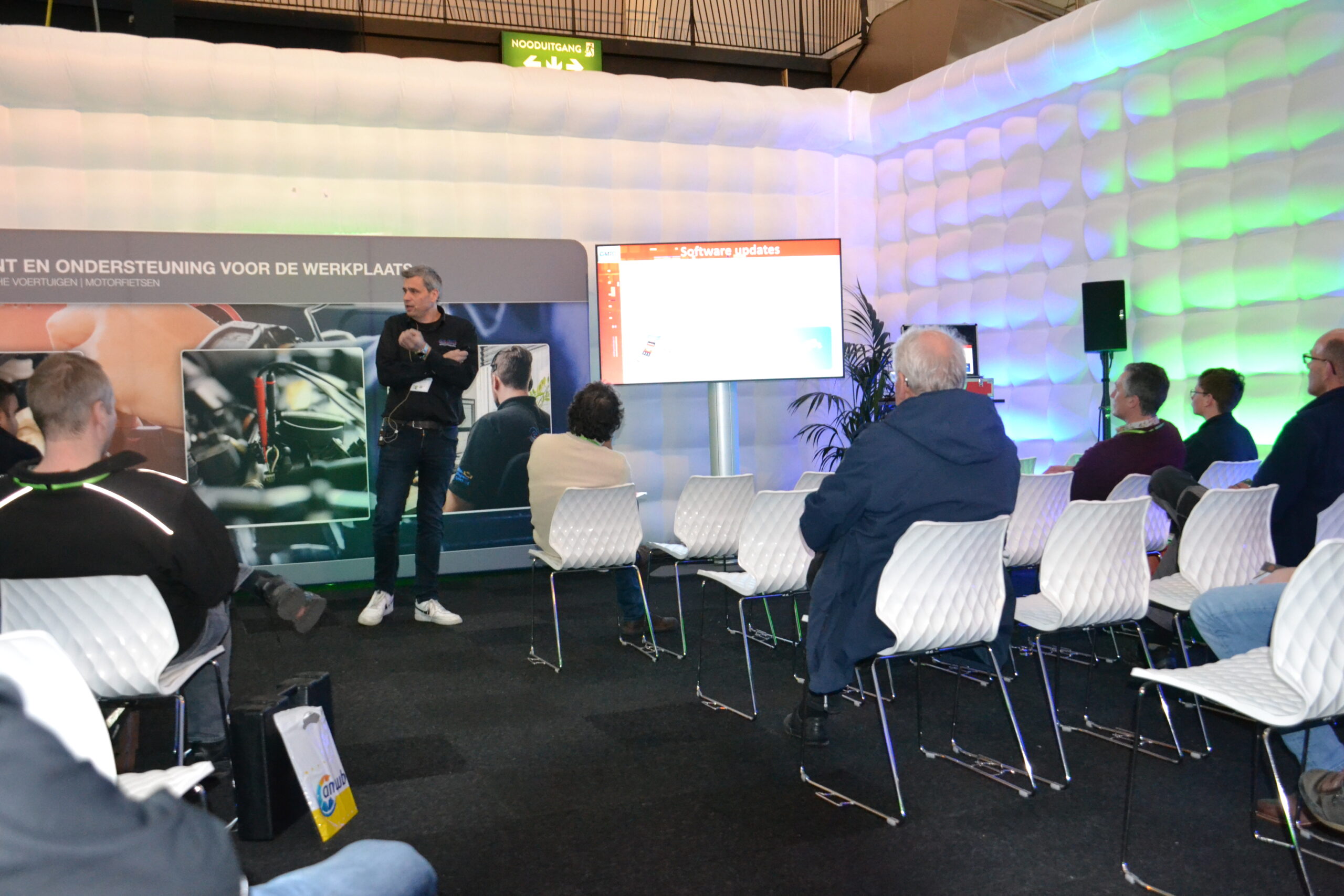 Technisch trainer van GMTO Anton van der Linden praat bezoekers aan Auto Prof 2024 bij over RMI/Pass-thru en SERMI. - Foto: Hugo Claver