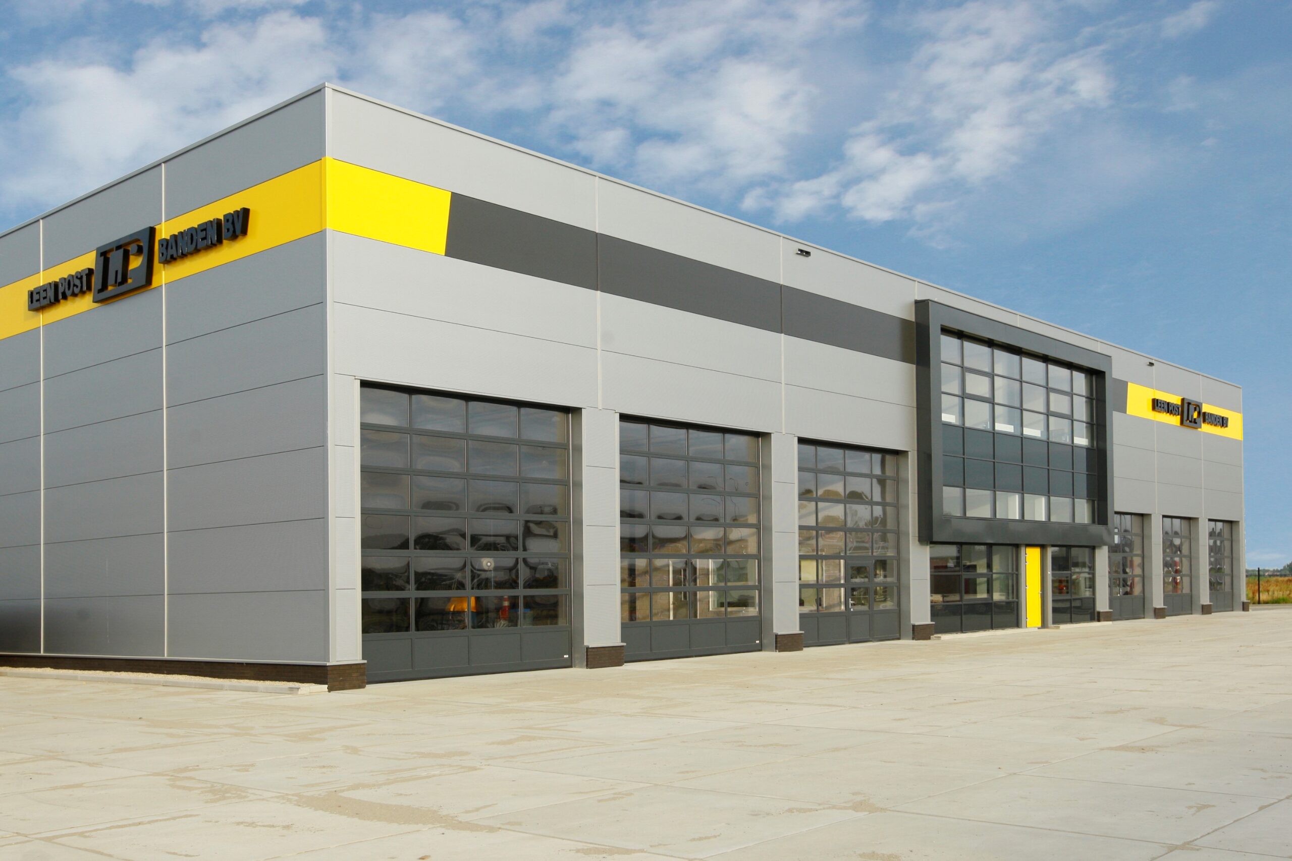 Het pand van Leen Post Banden in Schelluinen. - Foto: Goodyear Retail Systems.