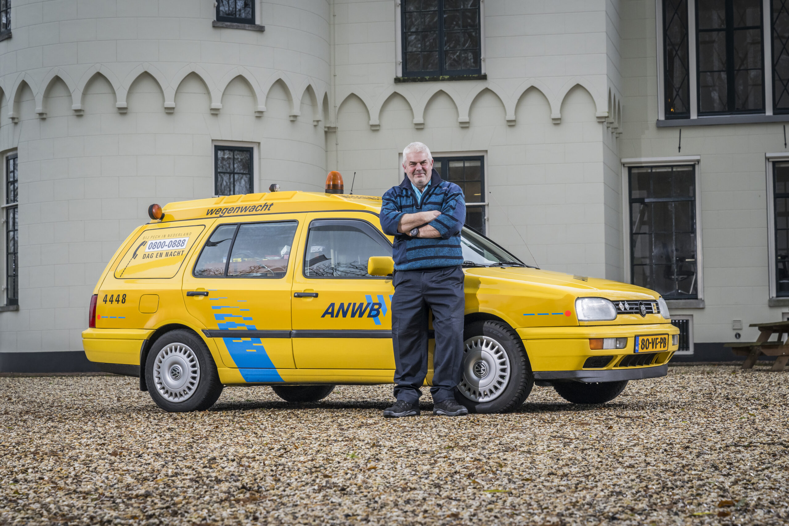 Trotse Wegenwacht Johnny Koehoorn bij zijn gerestaureerde Golf III. - Foto's: Volkswagen