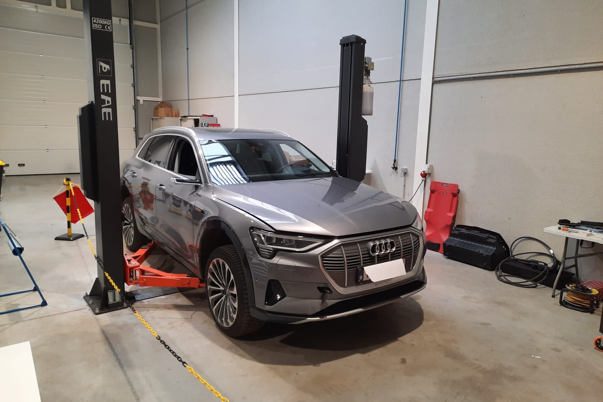 Geblokkeerde Audi Q8 e-tron in de werkplaats van Autofix Support. Kunnen zij er weer beweging in krijgen? - Foto: Ewoud Perrots