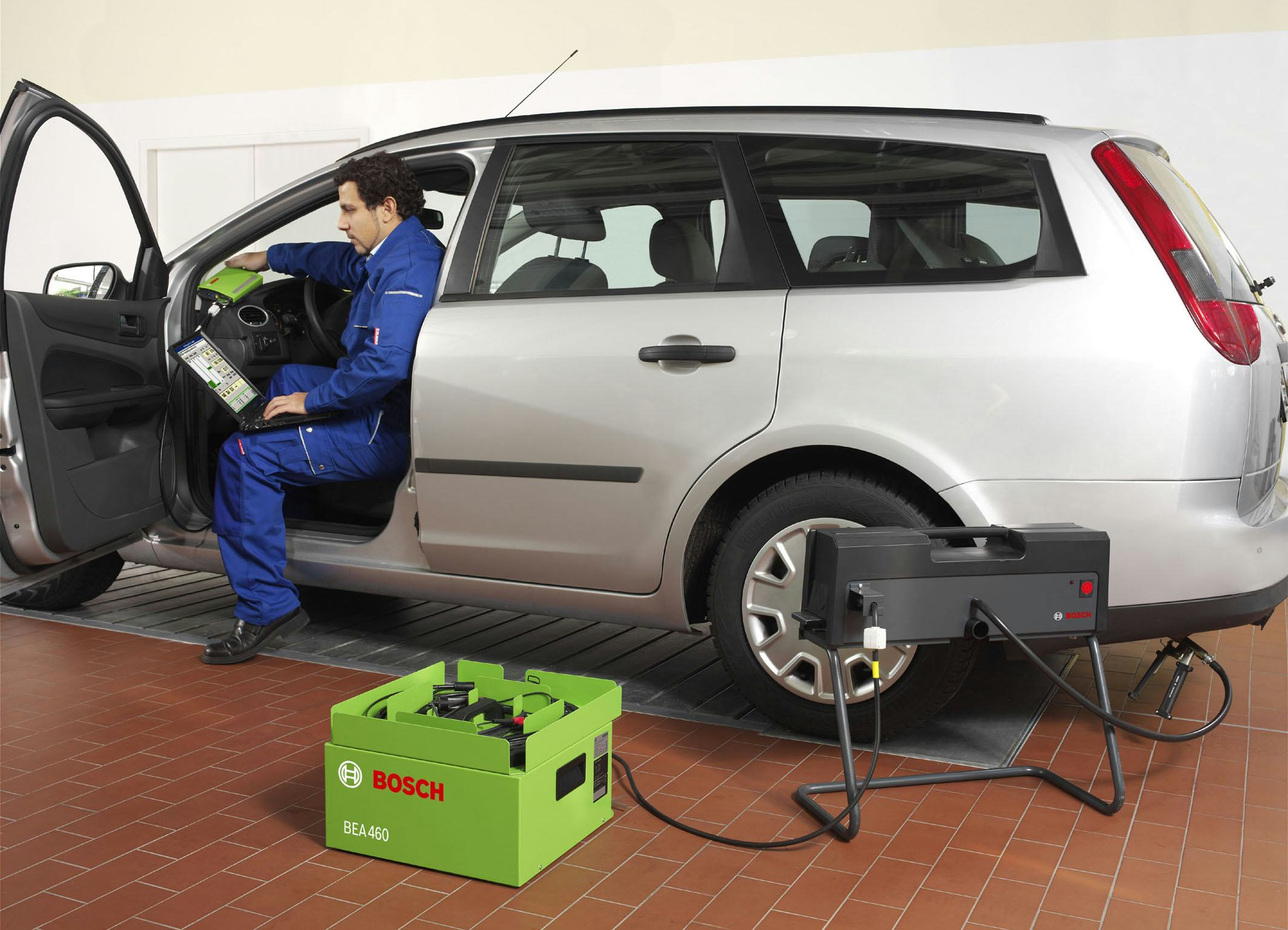 Gegevens uit de auto over verbruik, emissieproblemen en meer moeten in Euro 7 voor de automobilist open liggen – lees: alles zonder diagnosetester in te zien. - Foto: Bosch