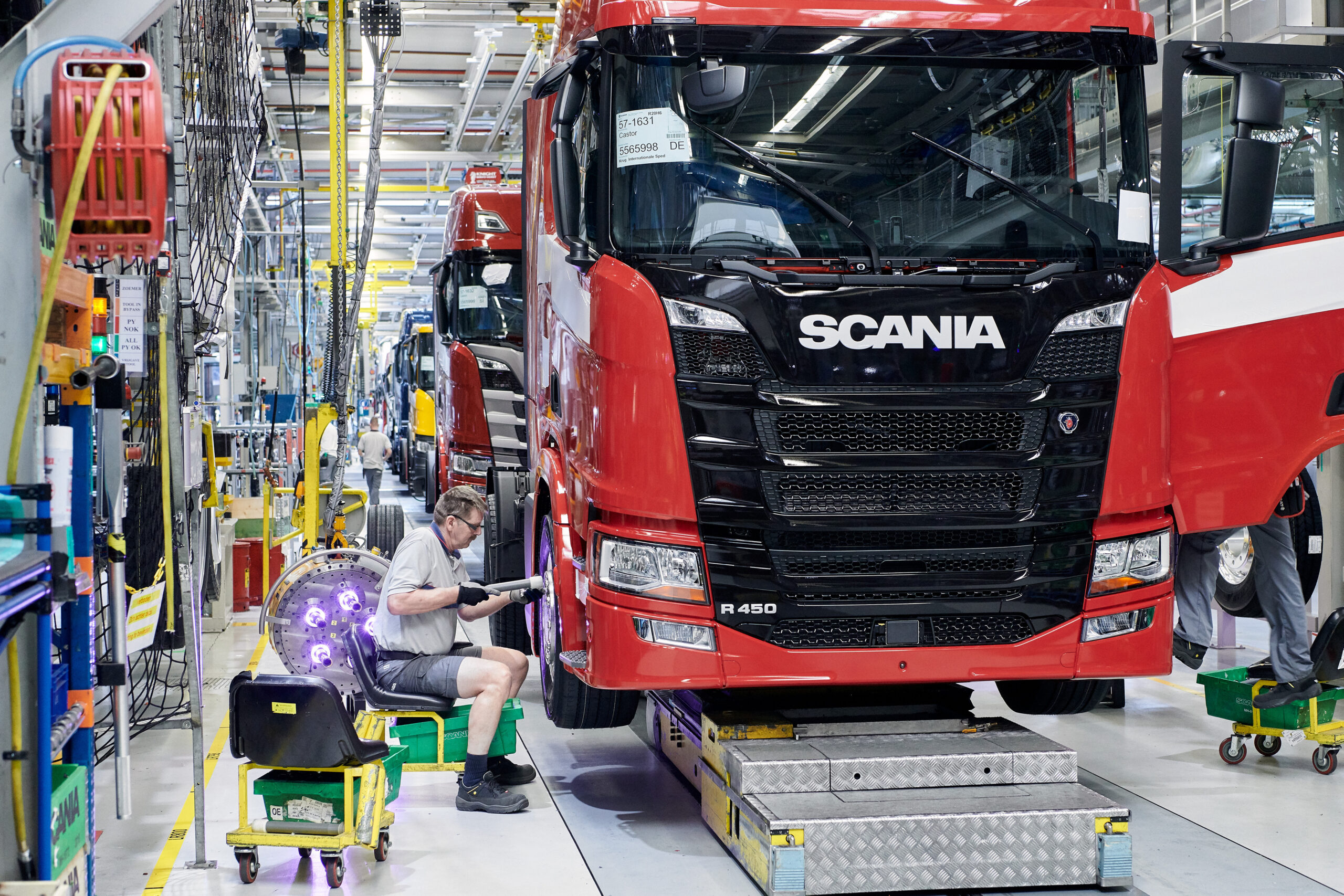 Een gloednieuwe Scania truck rolt bijna van de band in Zwolle. De megafabriek produceerde in 2023 een recordaantal van 44.712 voertuigen; elke 5 minuten spuugt de fabriek een truck uit.