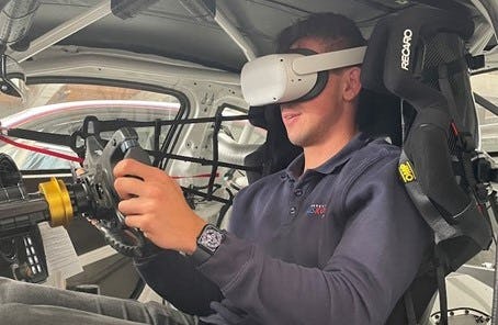 Door een virtual reality bril kijken naar de garage van de toekomst