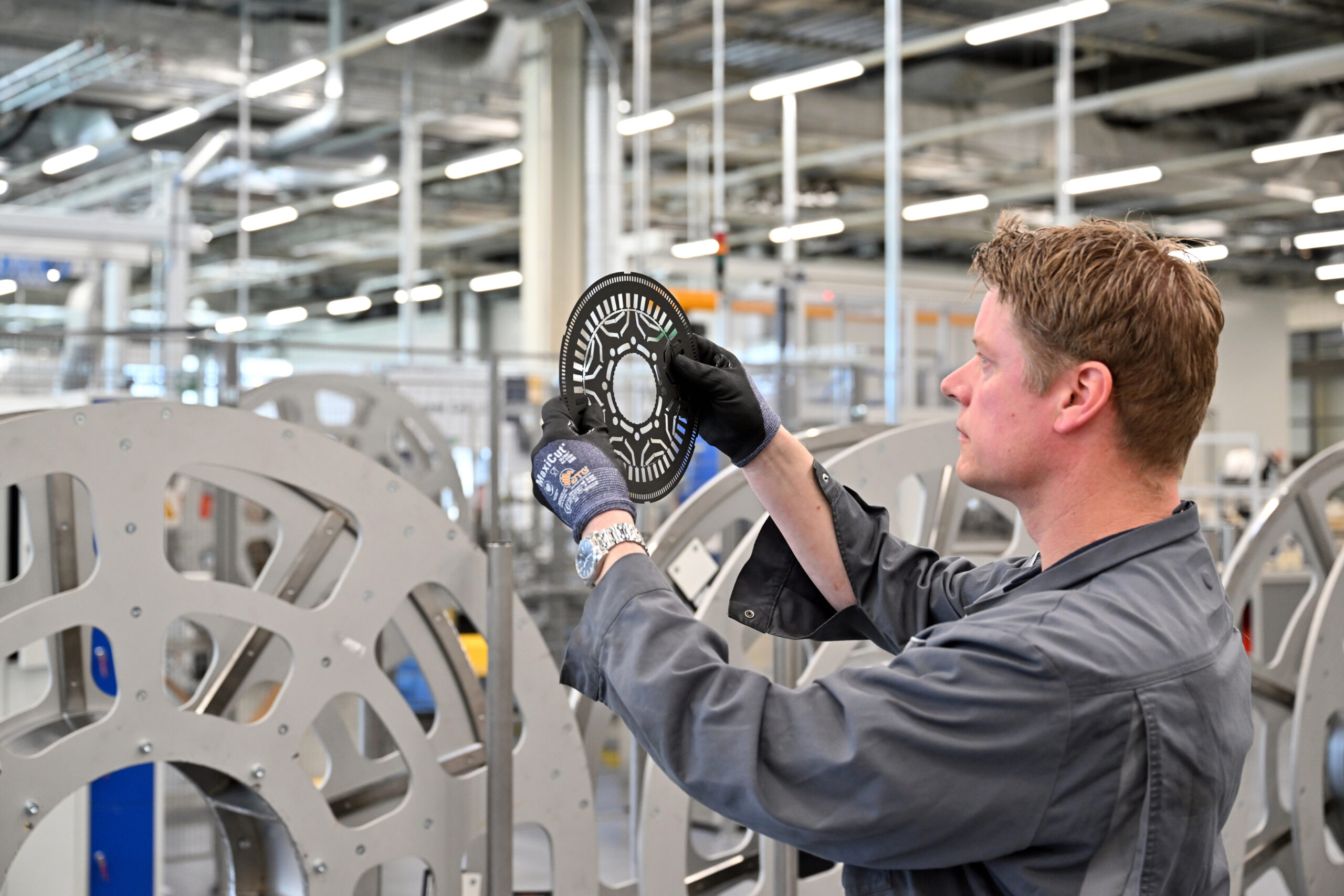 Controle van platen voor zogeheten e-stacks. De platen worden met extreme precisie gemaakt en zorgen uiteindelijk voor betere elektromotoren. - Foto's: Bosch