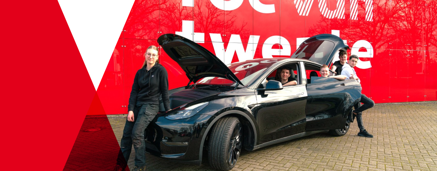 De studenten van de opleiding allround technicus voertuigen en mobiele werktuigen (personenauto's) kunnen niet wachten om aan de slag te gaan met de nieuwe Tesla Model Y.