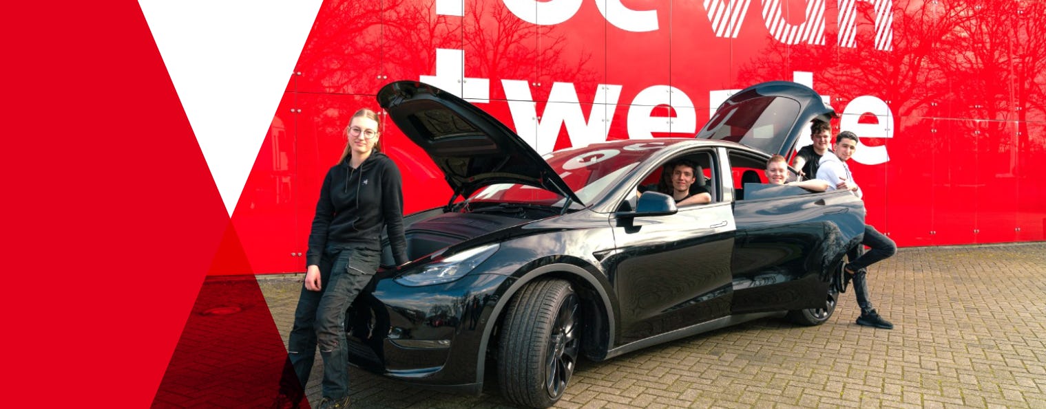 De studenten van de opleiding allround technicus voertuigen en mobiele werktuigen (personenauto's) kunnen niet wachten om aan de slag te gaan met de nieuwe Tesla Model Y.