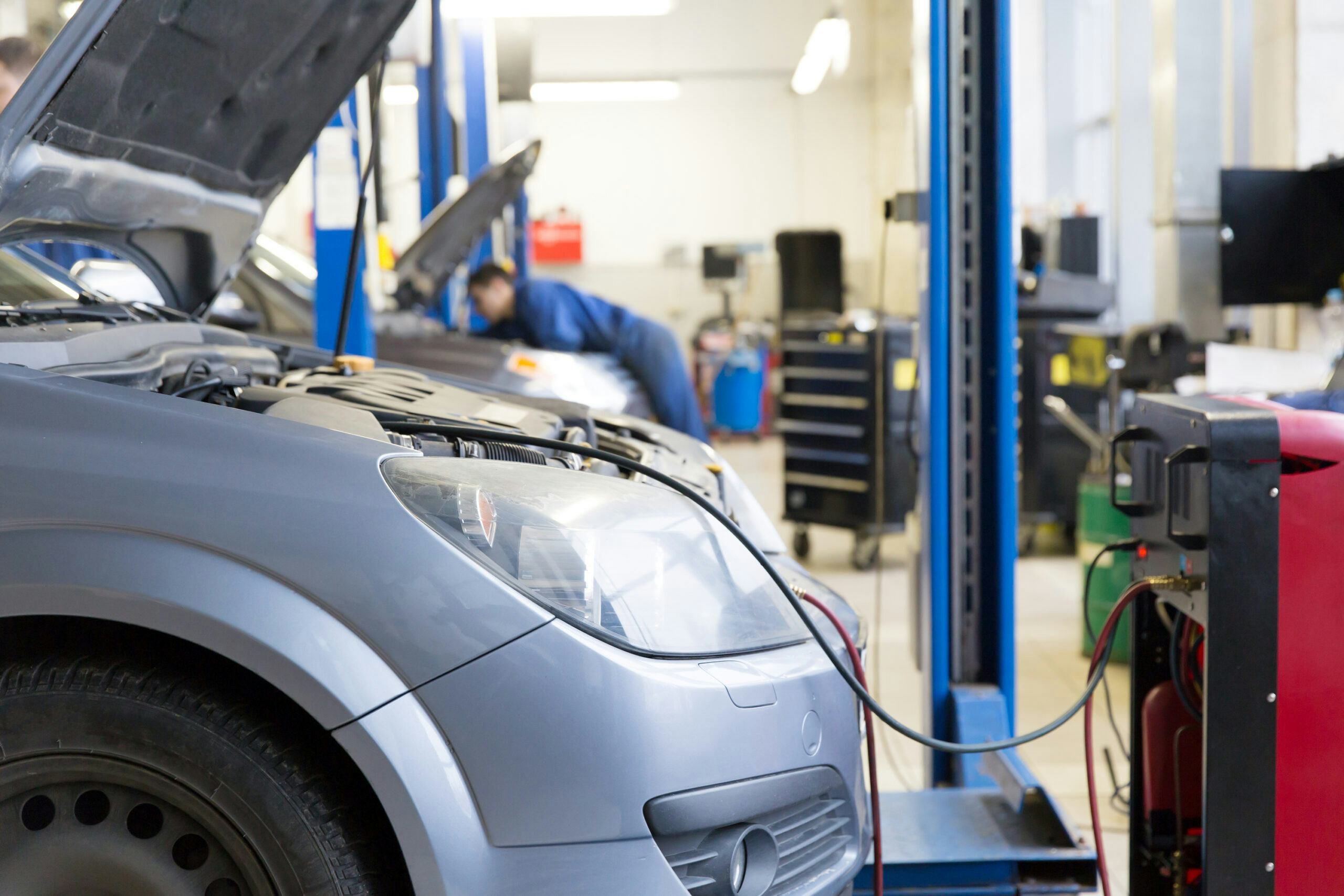 Aircoservice in de werkplaats. Ook bij problemen met de airco kan het AMT Garageforum uitkomst bieden. – Foto: Shutterstock