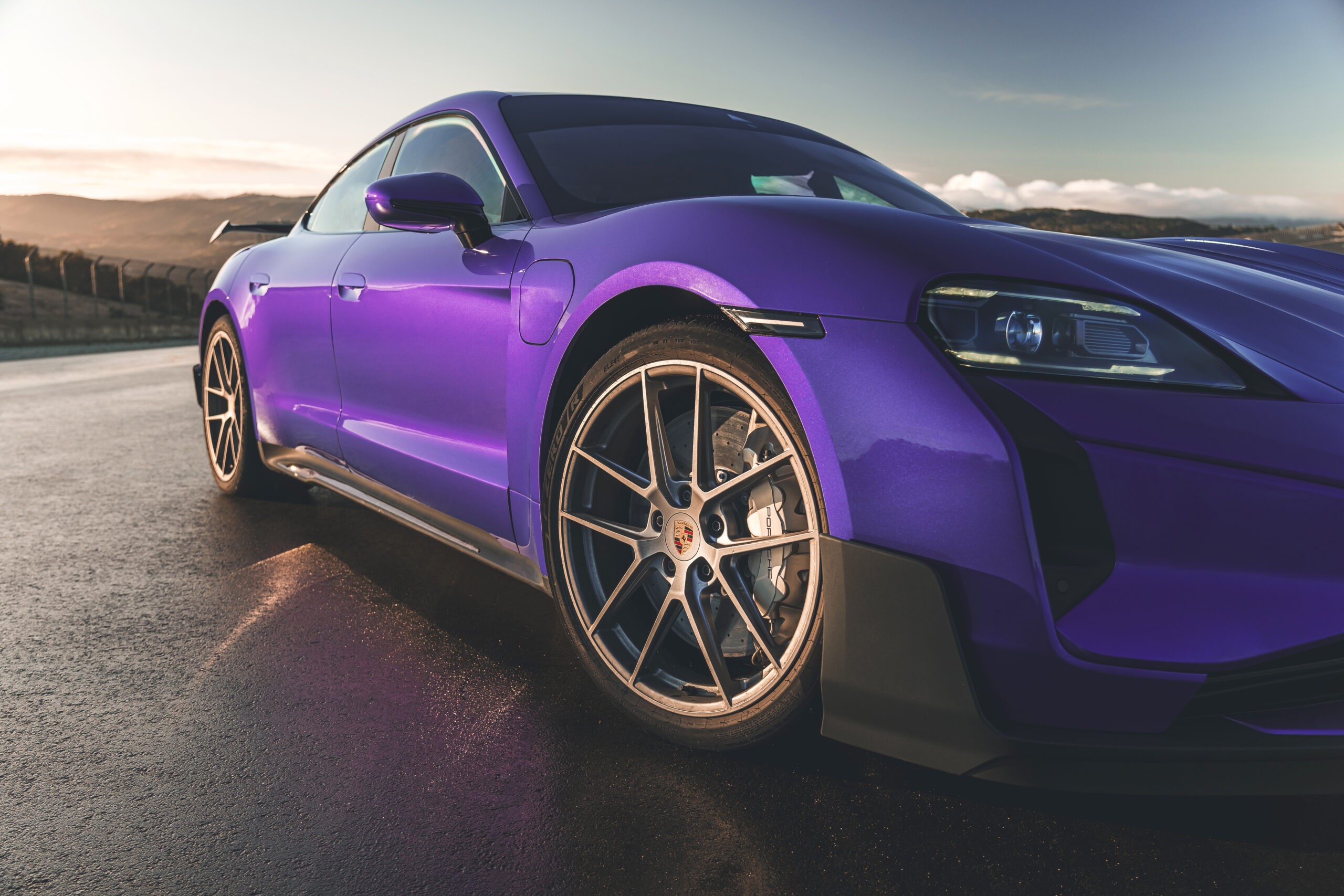 De Taycan Turbo GT heeft slechts 2,3 seconden nodig voor de sprint van 0 naar 100 km/u en 2,2 seconden in combinatie met het Weissach-pakket.