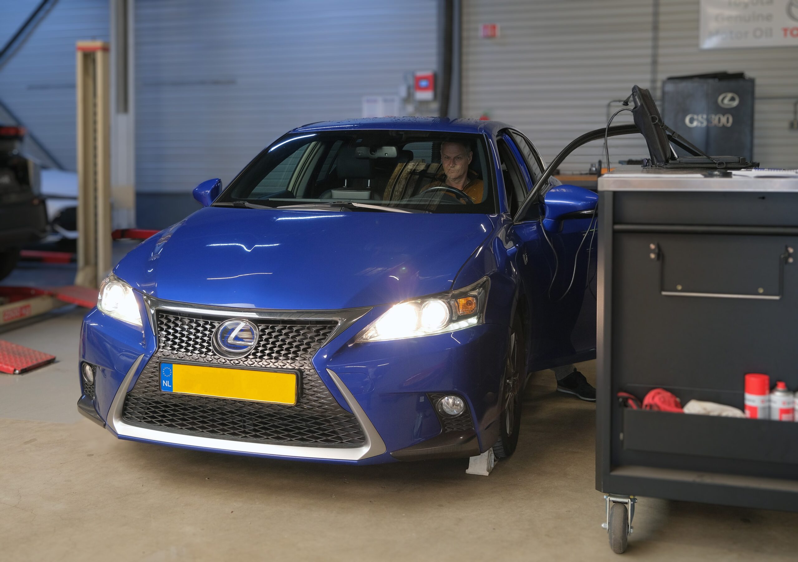 Bij een Lexus CT200H Hybrid is de tussen de achterwielen gemonteerde NiMH-accu een belangrijke schakel in het aandrijfsysteem. De HV-batterij heeft een lange levensduur, maar dient voor het behoud van de garantiedekking wel regelmatig te worden getest. - Foto's: Gert te Lintelo