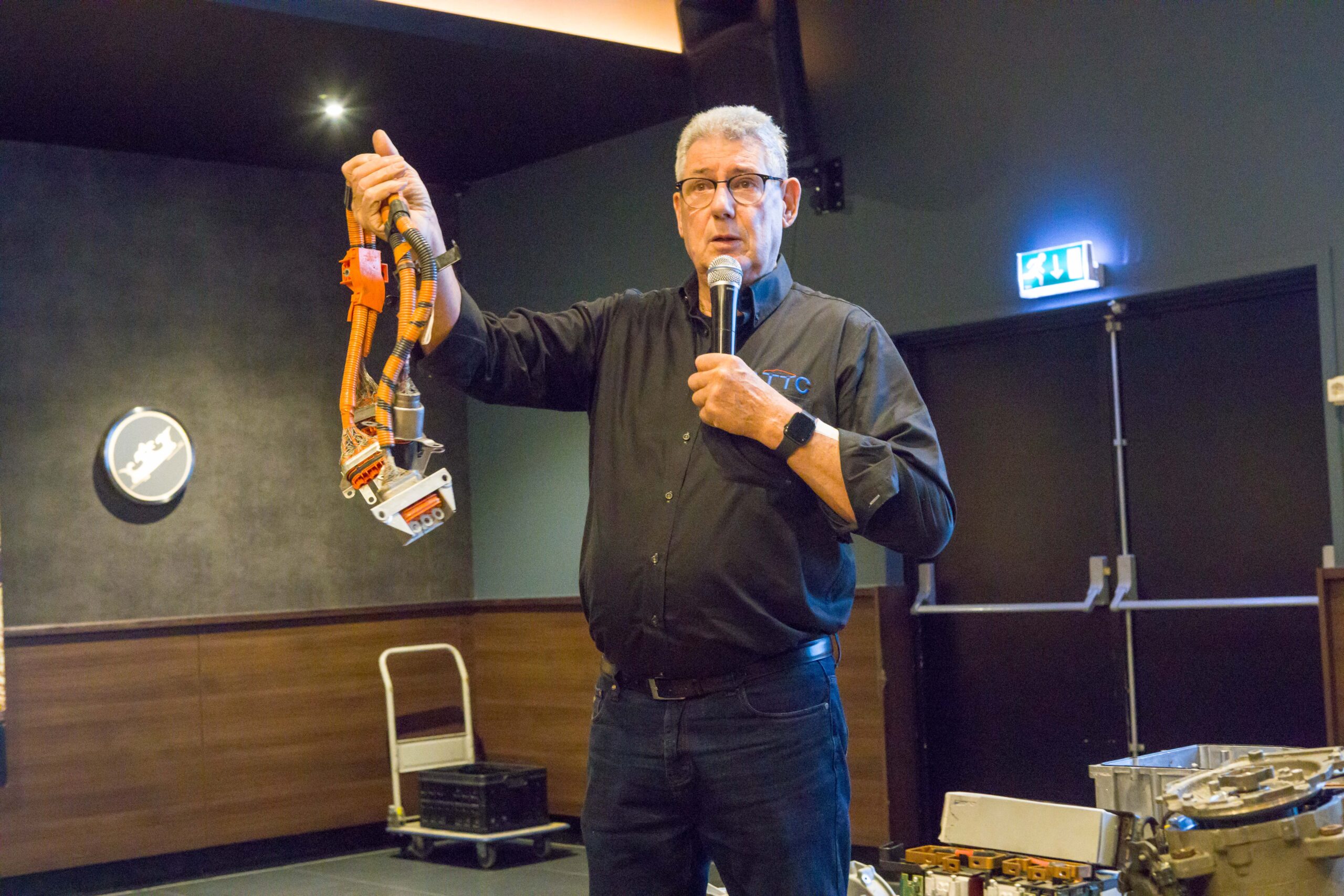 “Oranje kabels, wel of niet aanraken bij draaiende motor?”, vraagt Hans Schaeks.  - Foto: Peter Aansorgh