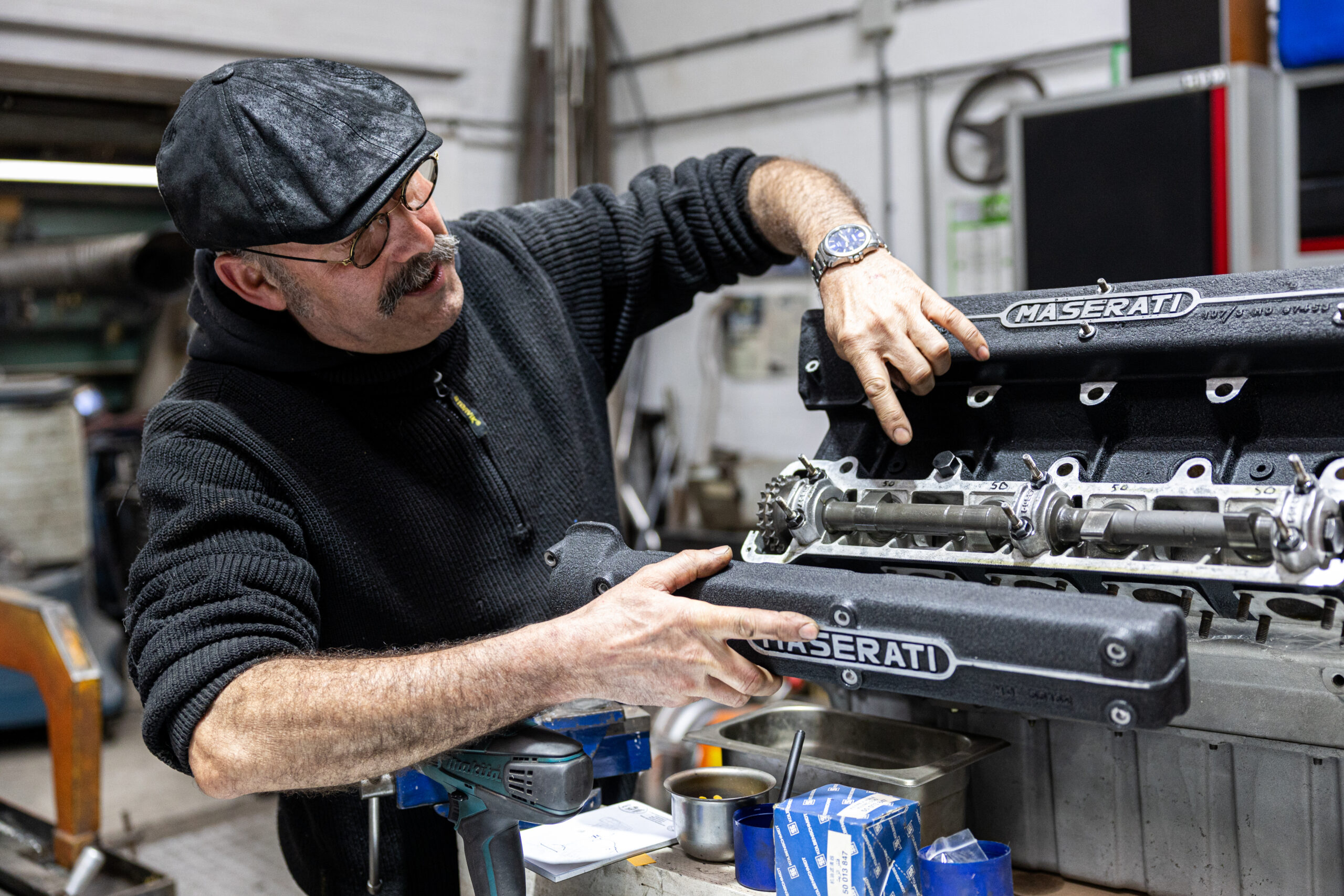 Een Maserati 4.9 V8 ombouwen naar dry sump-smering betekent lang zoeken naar de juiste onderdelen die ook nog eens duur zijn. Bert Hijnekamp houdt wel van dit soort uitdagingen. “Als een klant het wil betalen, kunnen we alles maken.” - Foto: Mike Tekst & Beeld