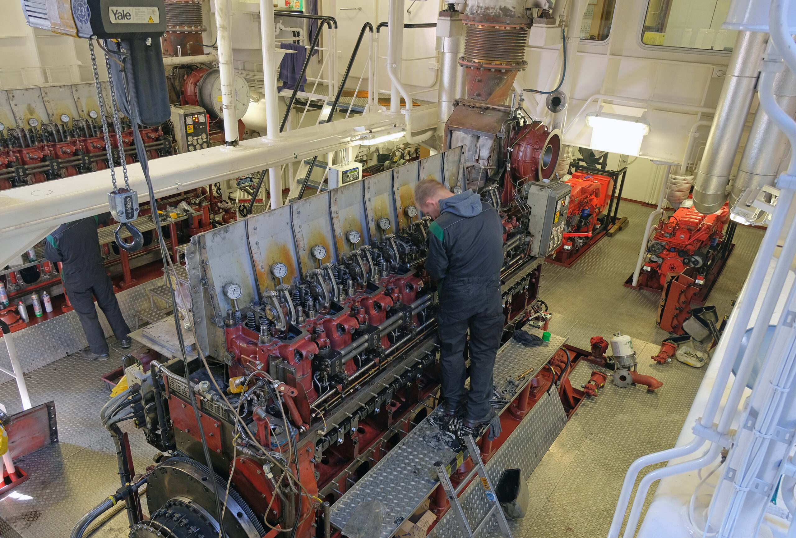 Drie achtcilinder lijnmotoren met een inhoud van 80 liter helpen deze duwboot aan stuwkracht. Voor een scheepstechnicus zijn het maar kleintjes.  - Foto: Gert te Lintelo