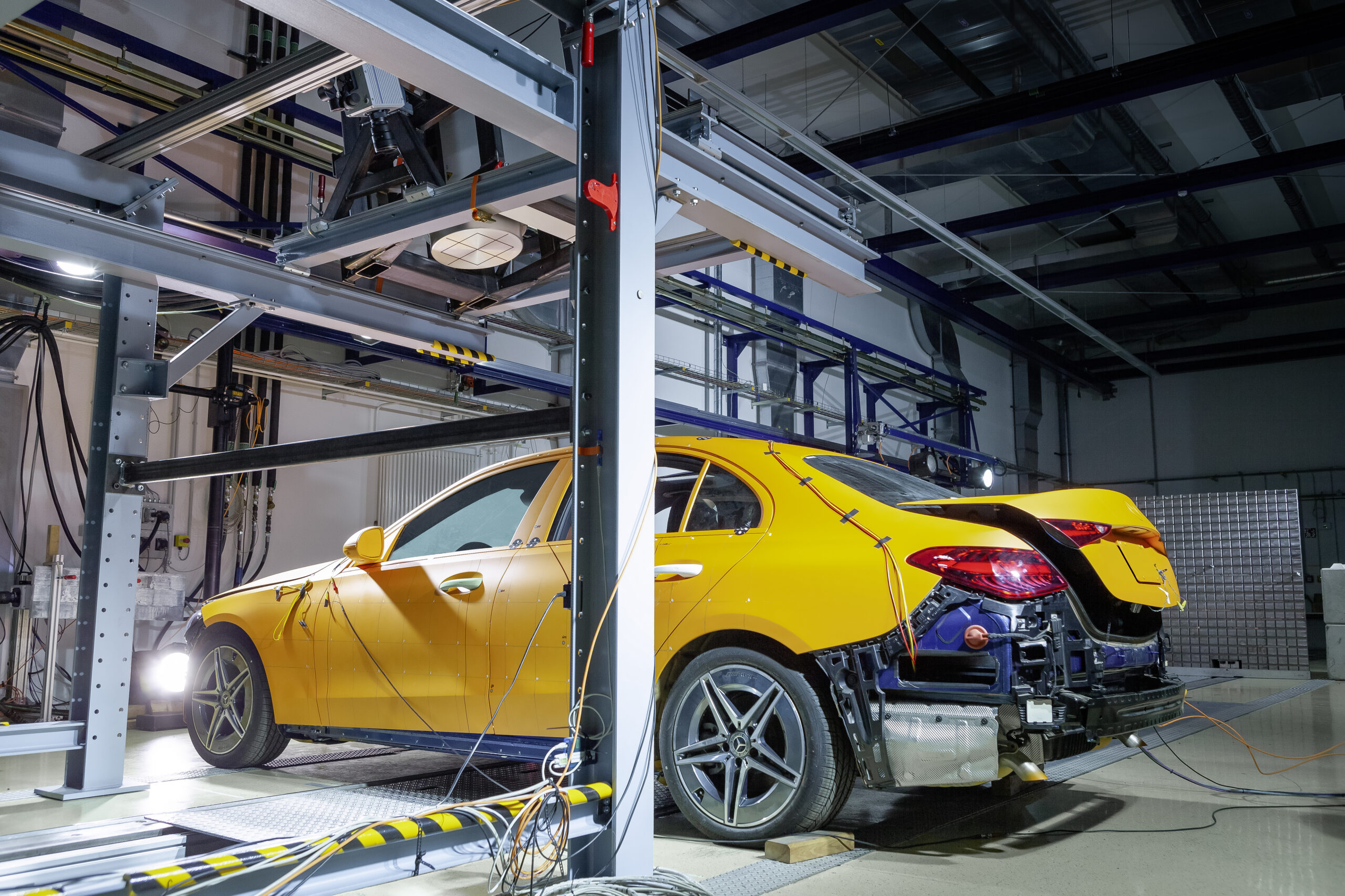 Een soort kanon boven de testauto vuurt met 1 kHz frequentie röntgenpulsen van negen MeV (mega elektronvolt) af. Daar wil je absoluut niet naast staan, is ons wel duidelijk. - Foto: Mercedes-Benz