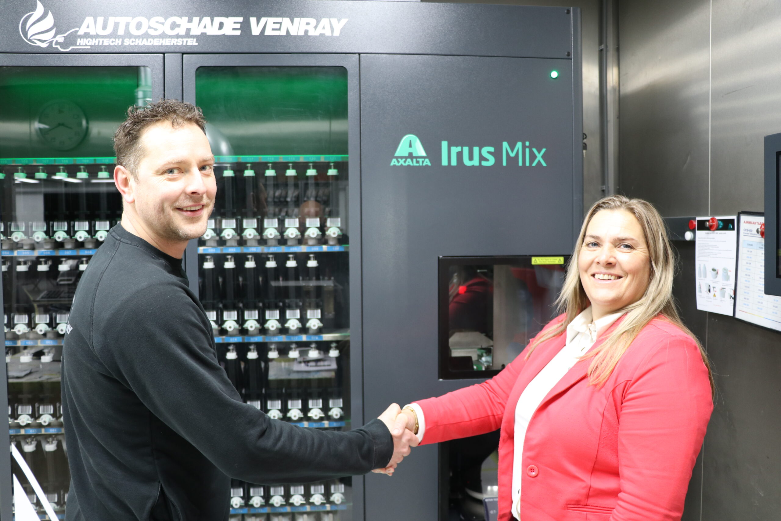 Frank Hendrix, eigenaar van A.A.S. Autoschade Venray en Daniëlle Verboven, Market Specialist Axalta. - Foto: Axalta Refinish