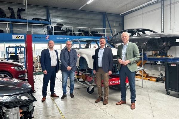 Innovam en Noorderpoort versterken samenwerking om schadeherstel- opleiding verder te verbeteren. Van links naar rechts: Marchel Arling (directeur techniek Noorderpoort), Peter Hazenberg (teammanager automotive opleidingen Noorderpoort), Rutger Huijsman (teamleider schadeherstel Innovam) en Herme Bruin (directeur Innovam). - Foto: Innovam