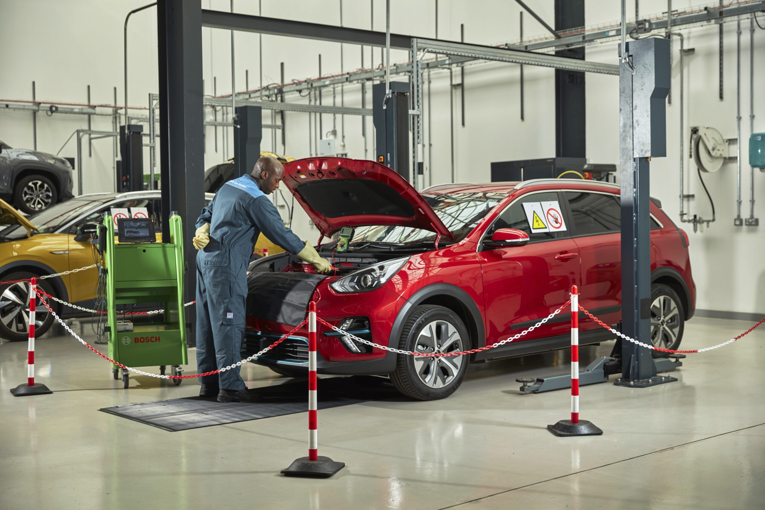 Europa zal naar verwachting in 2030 ver voorop lopen met batterij-elektrische auto’s, de VS en meer nog China zullen ook gaan voor hybrides, verwacht Bosch. - Foto: Bosch