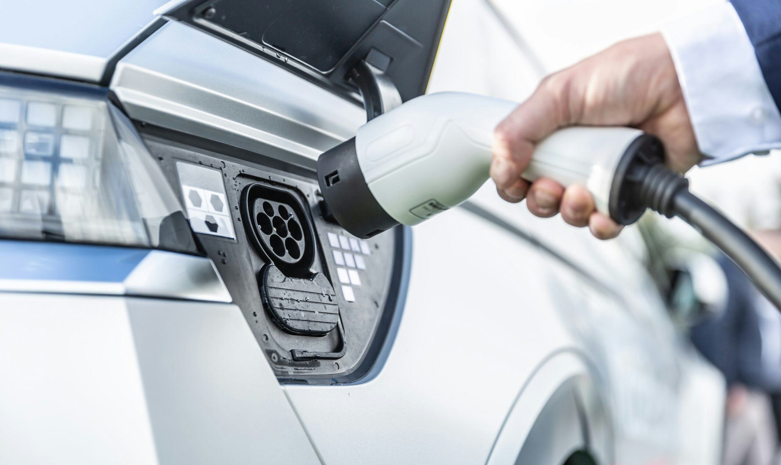 De EV-koper weet nu tot en met 2030 waar hij aan toe is qua wegenbelasting. - Foto: Shutterstock