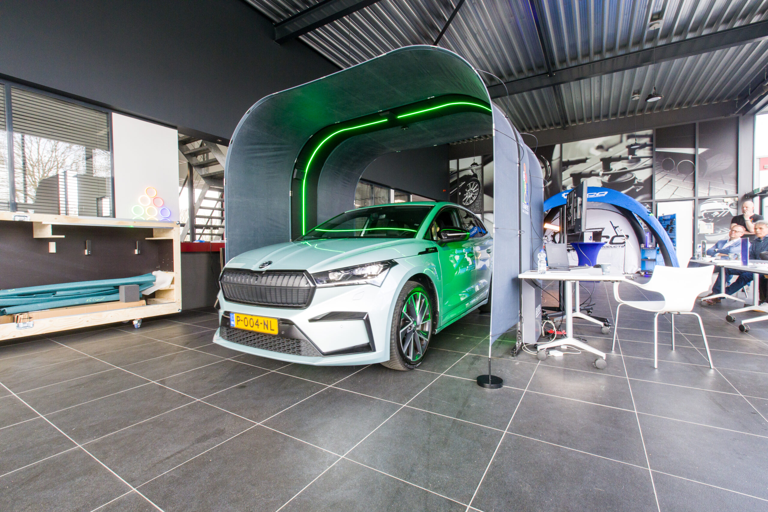 Demonstratie van de Teameyes hagelscanner, waarmee het schadeherstelbedrijf razendsnel en nauwkeurig hagelschade kan vaststellen. - Foto: Peter Aansorgh