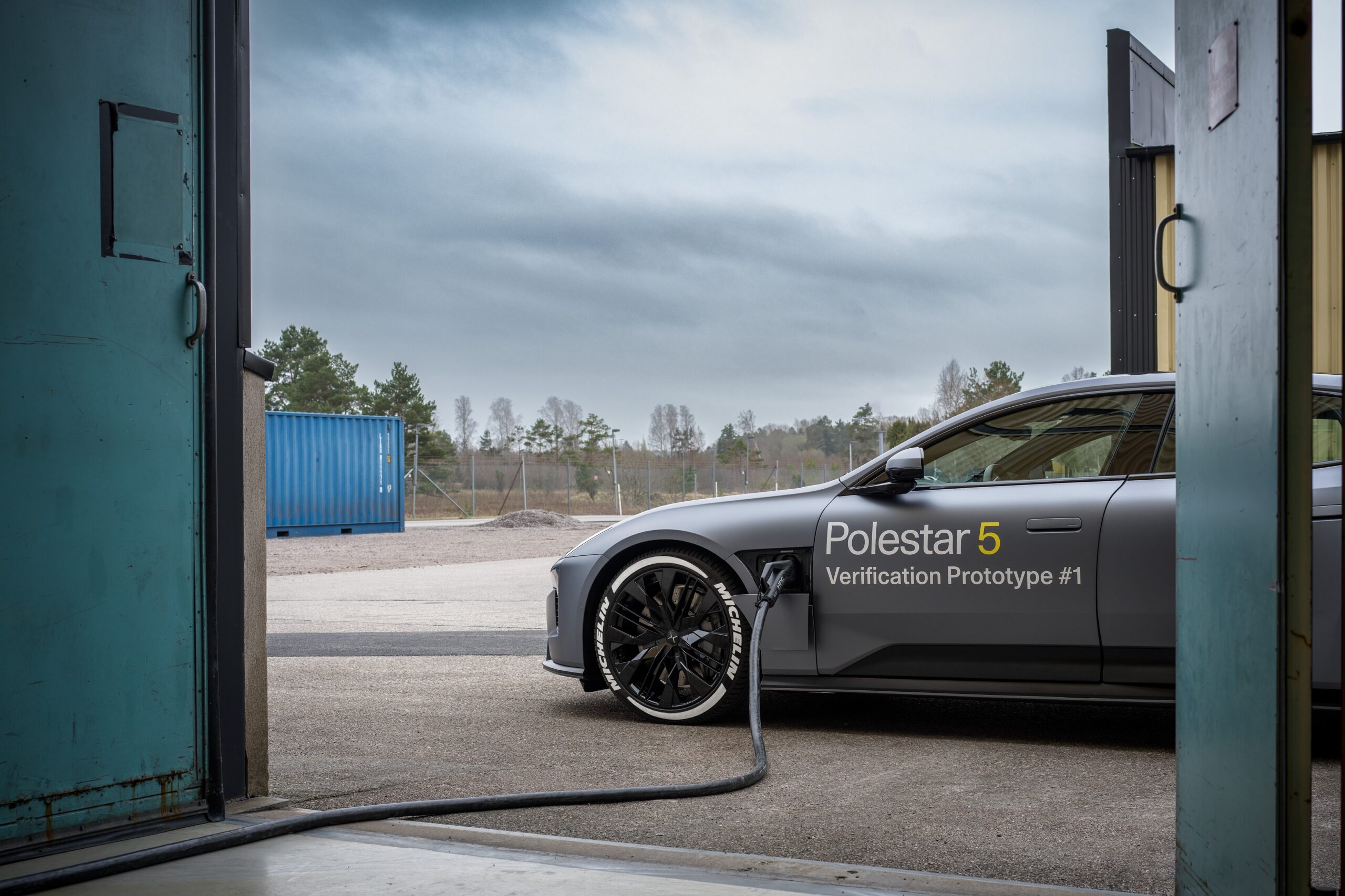 Een Polestar 5 preproductie-exemplaar tankte zijn StoreDot accupakket praktisch gesproken van ‘leeg’ naar ‘vol’ in tien minuten, met een snellader die echt snel kon blijven laden.