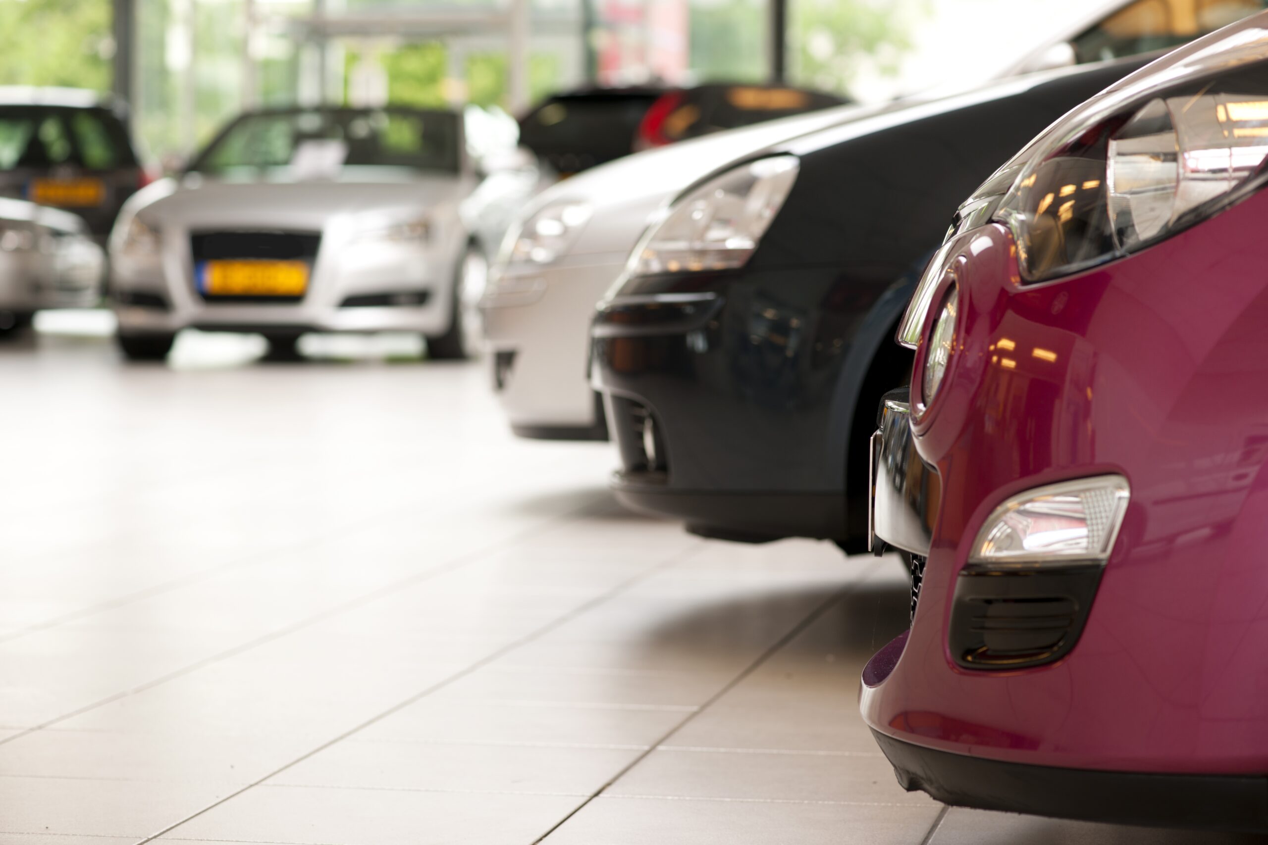 Gebruikte auto's in de showroom. Welke occasions verkopen snel, en met welke blijf je zitten? En welke schrijven er het minst af? - Foto: ANP