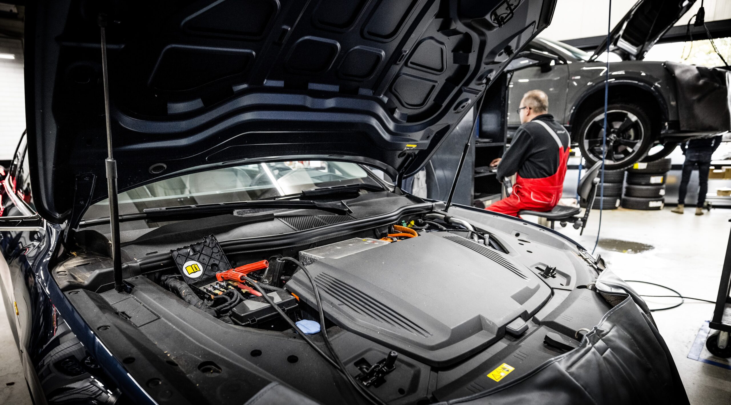 Een EV in de werkplaats. Met Aviloo kun je nu de SoH meten én vergelijken met die van andere auto's. Dat moet neer transparantie bieden. - Foto: ANP / Hollandse Hoogte / Rob Engelaar