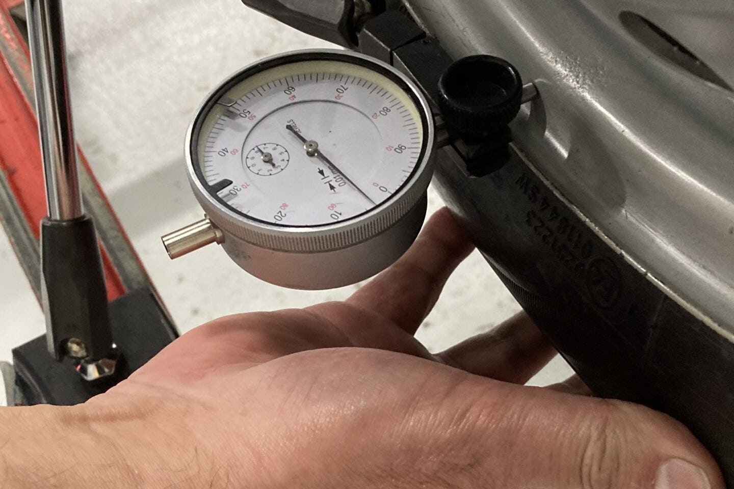 In de praktijk geeft de keurmeester in geval van speling op een wiellager de klant het advies dat te laten vervangen. Op het examen moet hij kunnen bepalen of de speling voor de APK nog toelaatbaar is.