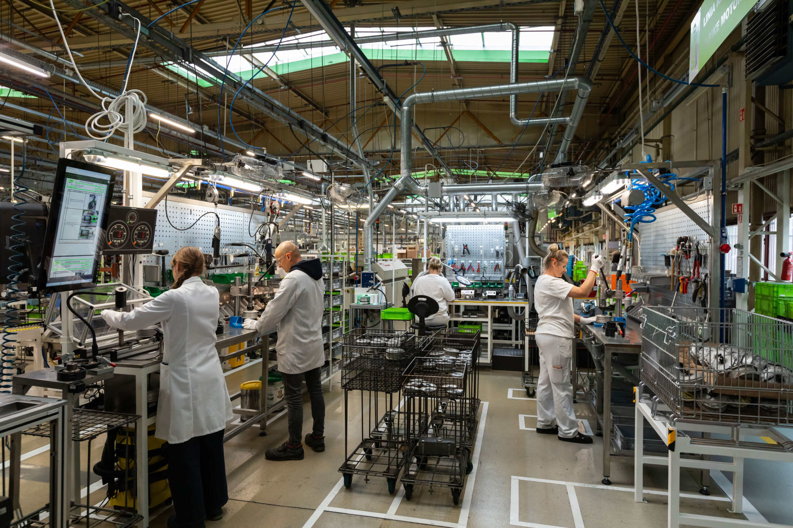 In de Valeo Remanufacturing-fabriek in Czechowice reviseren zo’n tweeduizend medewerkers jaarlijks circa een miljoen auto-onderdelen. - Foto: Valeo