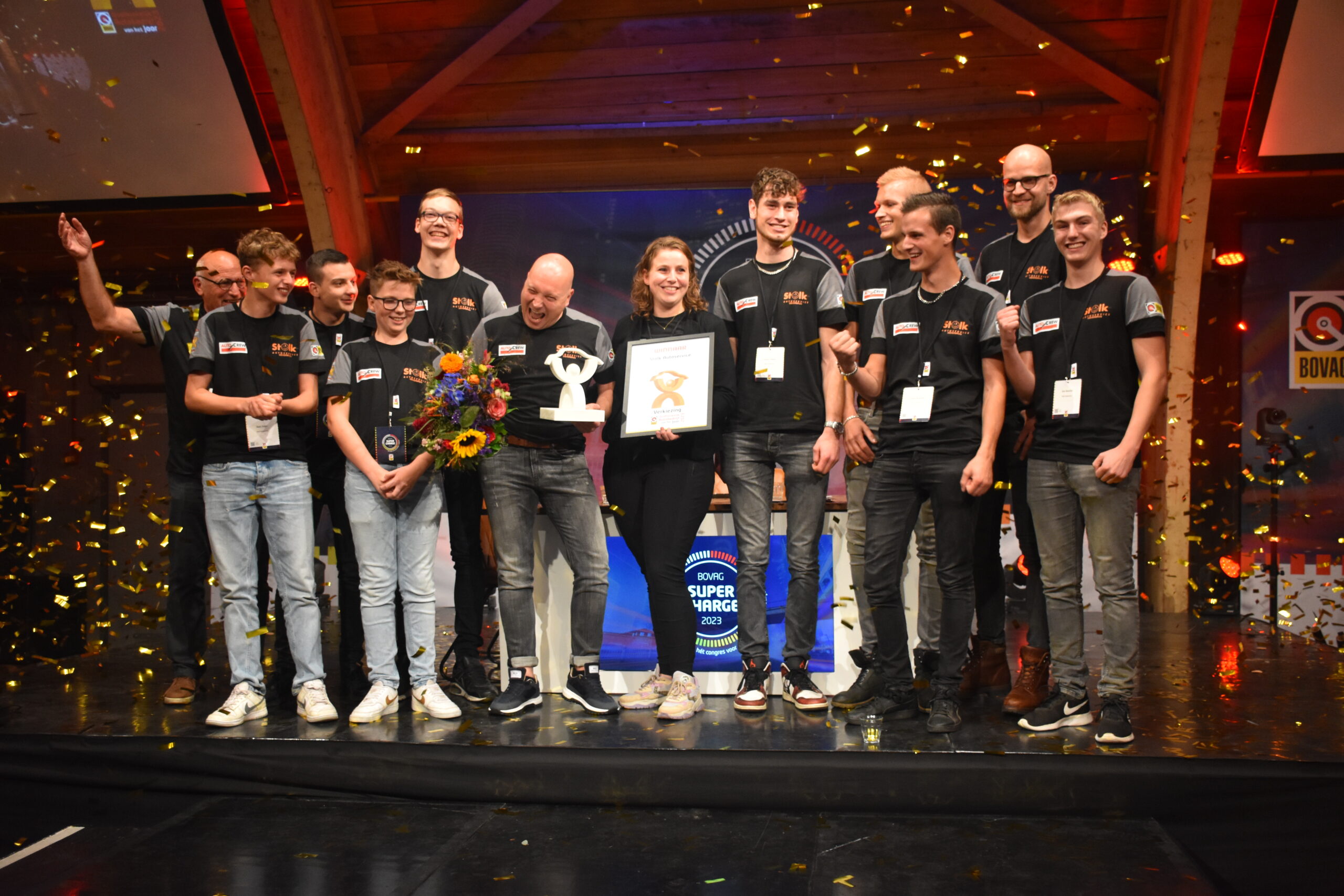 Het team van Stolk Autoservice bij het winnen van de titel in 2023. Wie volgt hen op?